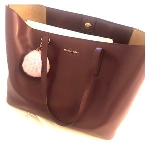 Micheal Kors Tote in Burgundy. 🔥